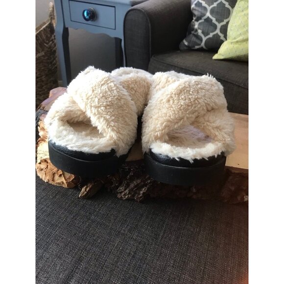 UGG Fuzz Sugar Cross in Cream size 11 Slide/Sandals - Picture 6 of 9